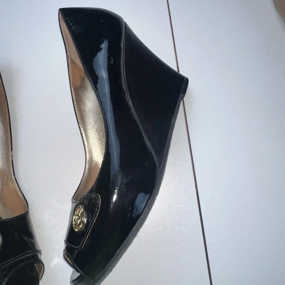 Lilly Pulitzer Black Patent Leather Wedge Peep Toe Classic Heels. 8.5 M